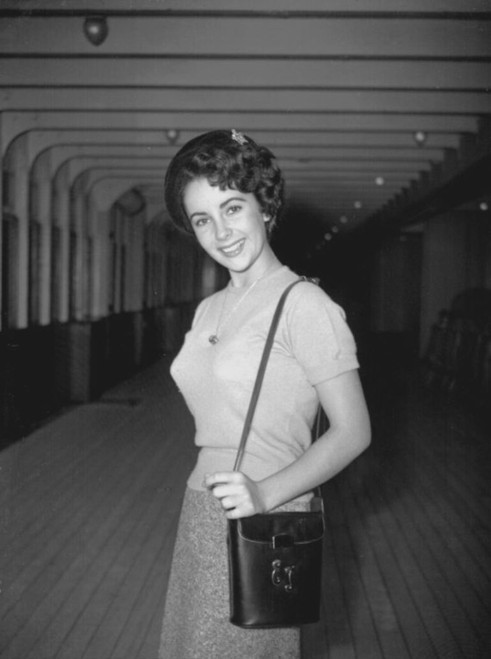 Elizabeth Taylor - Holding Black Purse Photo Print (8 x 10) - Item # DAP17760