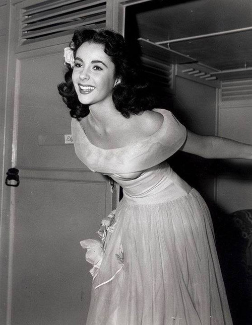 Elizabeth Taylor - In Dress/ Leaning Out of Doorway Photo Print (8 x 10) - Item # DAP17703