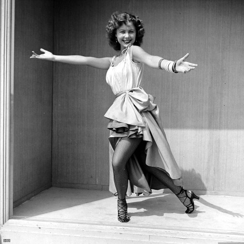 Mitzi Gaynor - Hands Out Photo Print (8 x 10) - Item # DAP19017