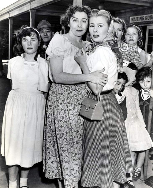 Mitzi Gaynor - Holding Woman Photo Print (8 x 10) - Item # DAP19111