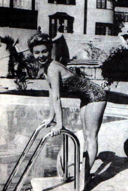 Mitzi Gaynor - Leaning Over Pool Ladder Photo Print (8 x 10) - Item # DAP18955