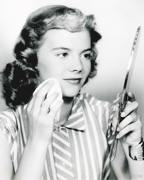 Natalie Wood - Fixing Makeup Photo Print (8 x 10) - Item # DAP19794