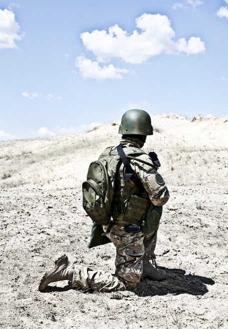 Soldier in the desert during the military operation. Poster Print by Oleg Zabielin/Stocktrek Images - Item # VARPSTZAB100132M