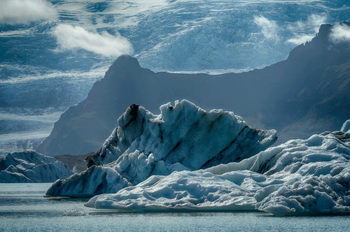 Iceland, floating glaciers in Jokulsarlon, glacier lagoon with mountain echo Poster Print by Mark Williford (24 x 18) # EU14MWI0017