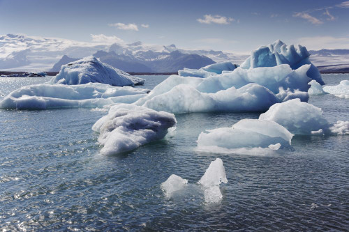 Icebergs floating in the Jokulsarlon lagoon, Iceland.; Jokulsarlon lagoon, Vatnajokull National Park, Iceland. Poster Print by Nigel Hicks (18 x 12)
