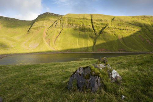 Llyn y Fan Fach lake below the Carmarthen Fans escarpment in the Brecon Beacons national Park. Poster Print by Loop Images Ltd. (20 x 13)