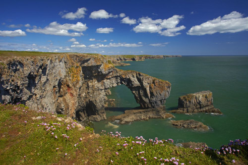 The Green Bridge of Wales on the Pembrokeshire coastal path. Poster Print by Loop Images Ltd. (18 x 12)