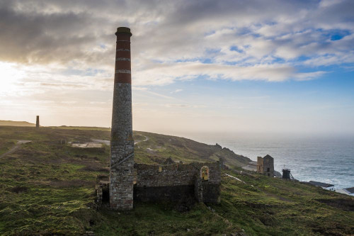 Dramatic copper mine in Cornwall. Poster Print by Loop Images Ltd. (17 x 11)