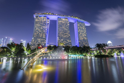 The Marina Bay Sands hotel at night with dragonfly statue. Poster Print by Loop Images Ltd. (18 x 11)