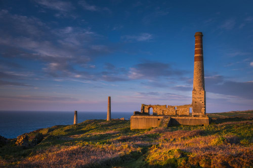 Levant Mine buildings on the Cornish coast. Poster Print by Loop Images Ltd. (17 x 11)