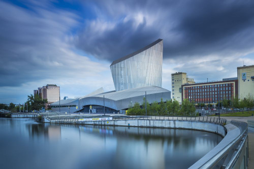 The Imperial War Museum North seen from the footbridge across the basin. Poster Print by Loop Images Ltd. (19 x 12)