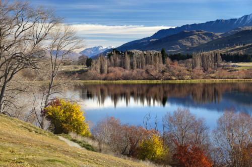 Beautiful scenery around Queenstown in New Zealand. Poster Print by Loop Images Ltd. (18 x 12)