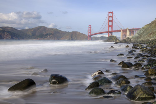 The Golden Gate Bridge in San Francisco viewed from Marshall's Beach. Poster Print by Loop Images Ltd. (20 x 13)
