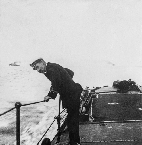 Stereoview, World War One, Realistic Travels military photographs circa 1920. An exciting chase as British destroyers are on the track of a German submarine. Poster Print by John Short (15 x 15) Stereoview, World War One, Realistic Travels military photographs circa 1920. An exciting chase as British destroyers are on the track of a German submarine. Poster Print by John Short (15 x 15)