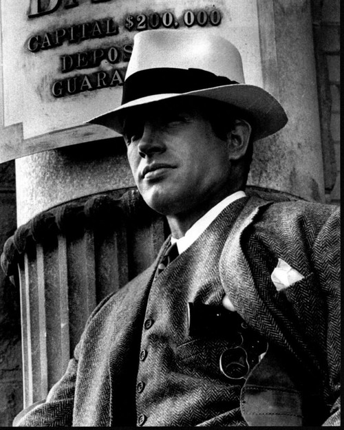 Warren Beatty Leaning On Pillar In Bonnie And Clyde Black And White Photo Print