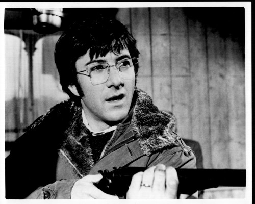 Dustin Hoffman Holding Gun In Straw Dogs Black And White Photo Print (8 x 10)
