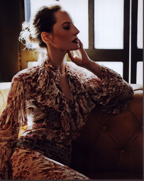 Liz Goldwyn In Floral Dress On Couch Photo Print (8 x 10) Liz Goldwyn In Floral Dress On Couch Photo Print (8 x 10)