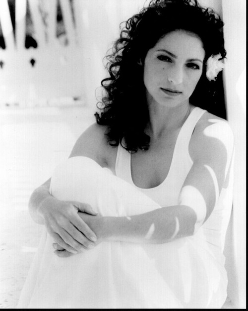 Gloria Estefan Holding Knees With Flower In Hair Black And White Photo Print (8 x 10) Gloria Estefan Holding Knees With Flower In Hair Black And White Photo Print (8 x 10)