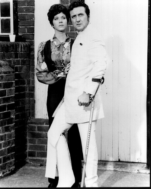 Linda Thorson And Patrick Macnee In The Avengers Black And White Photo Print (8 x 10)