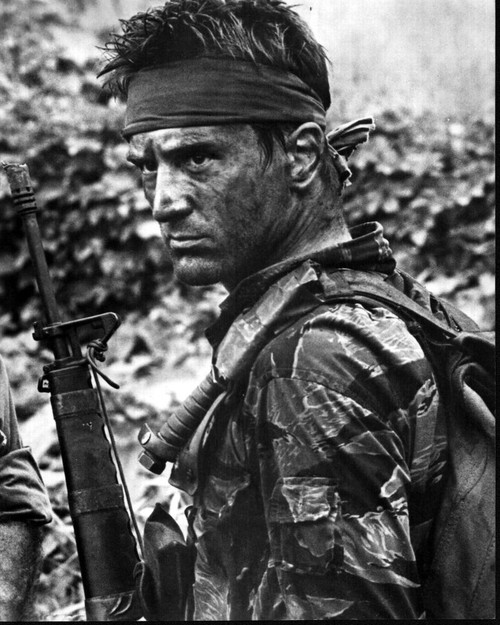 Robert De Niro In Camo With Gun In The Deer Hunter Black And White Photo Print (8 x 10)