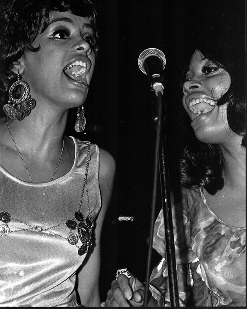 Marilyn Mccoo And Florence Larue Singing Into Microphone Black And White Photo Print (8 x 10)