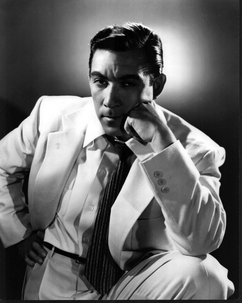 Anthony Quinn In Suit With Knee Up Black And White Photo Print (8 x 10)