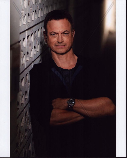 Gary Sinise Leaning On Wall Arms Crossed Photo Print