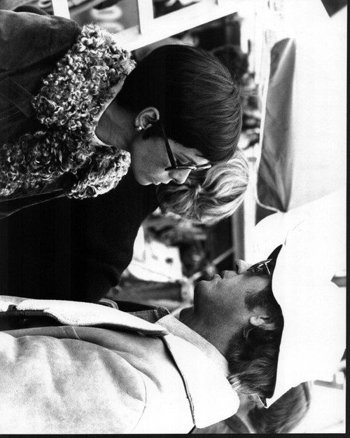 Neile Adams And Steve Mcqueen On Set Of Le Mans Black And White Photo Print (8 x 10)