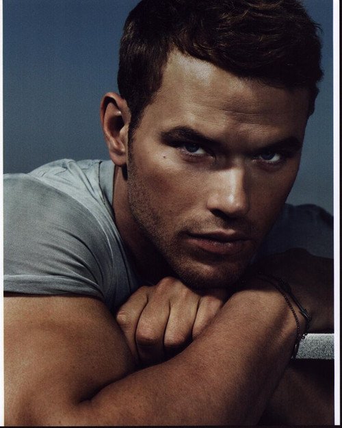 Kellan Lutz In Gray Top Resting Chin On Hands Photo Print (8 x 10)
