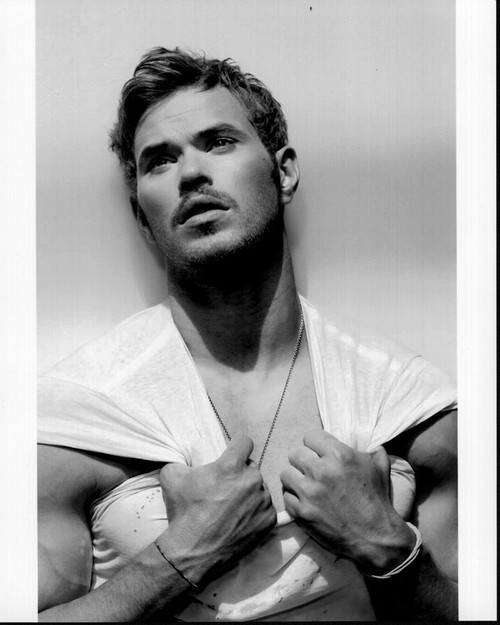 Kellan Lutz Holding Shirt Black And White Photo Print (8 x 10)