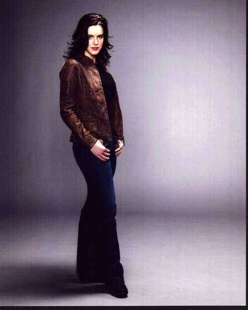 Michelle Ryan In Jeans And Brown Leather Jacket Photo Print (8 x 10) Michelle Ryan In Jeans And Brown Leather Jacket Photo Print (8 x 10)
