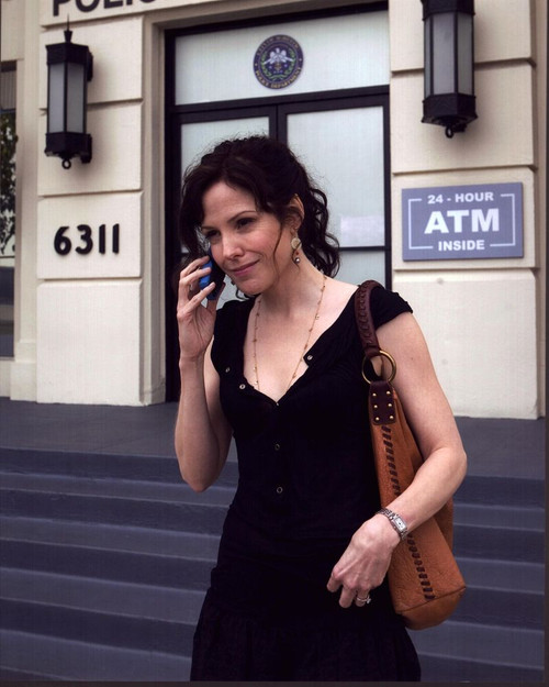 Mary-Louise Parker In Black Dress On Phone For Weeds Photo Print (8 x 10)