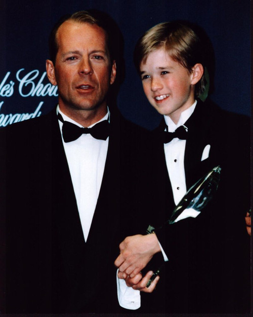 Bruce Willis And Haley Joel Osment Holding Award At People'S Choice Awards Photo Print (8 x 10)