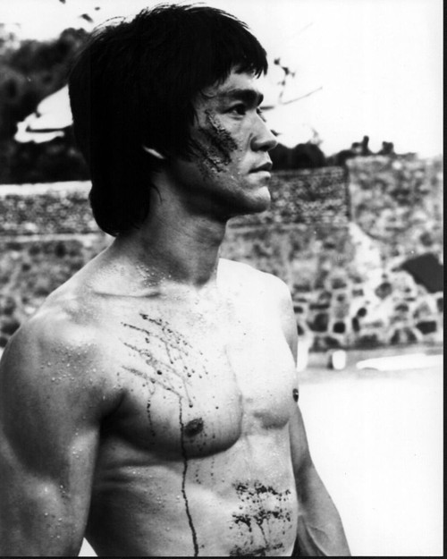 Bruce Lee Scratched And Bloody Black And White Photo Print (8 x 10) Bruce Lee Scratched And Bloody Black And White Photo Print (8 x 10)