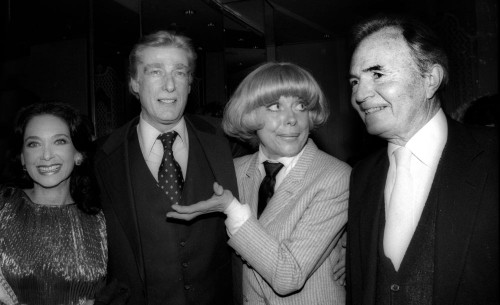 Suzanne Pleshette, Richard Mulligan, Carol Channing, James Mason, 1982 Photo By John Barrett (Pleshette Mulligan Channing Mason2706) Poster