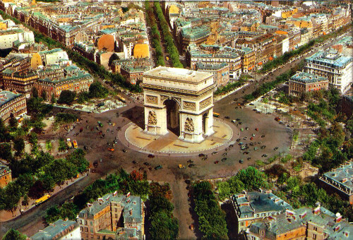 Arc D Triomphe Poster Print - Apple Collection Vintage