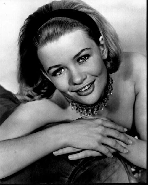Judy Geeson Leaning On Arm Of Couch Black And White Photo Print