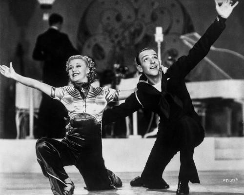 Fred Astaire and Ginger Rogers Kneeling in Finale Photo Print