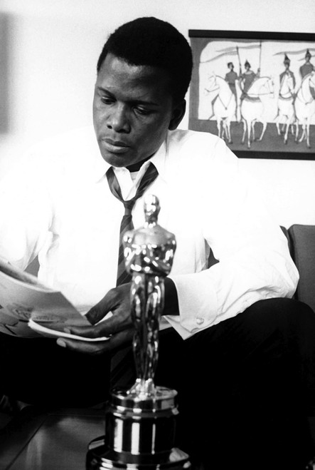 Sidney Poitier reading a newspaper with an Oscars statuette Photo Print (8 x 10)