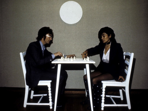 John Lennon playing chess with Yoko Ono Photo Print (10 x 8)