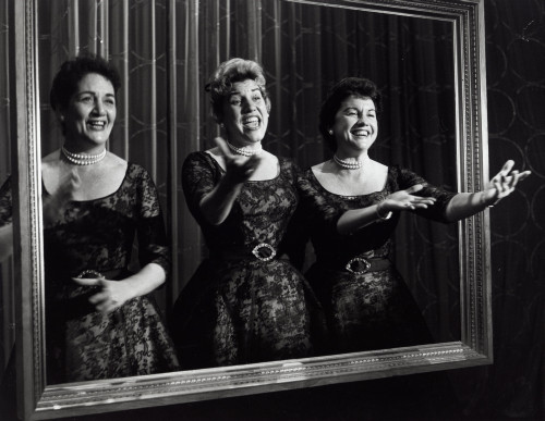 The Andrews Sisters performing together Photo Print (10 x 8)