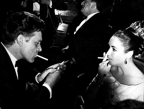 Elizabeth Taylor and Richard Burton smoking Photo Print (10 x 8)