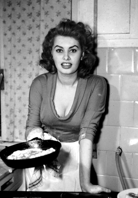 Sophia Loren cooking an omelette Photo Print - Item # VARGLP356761