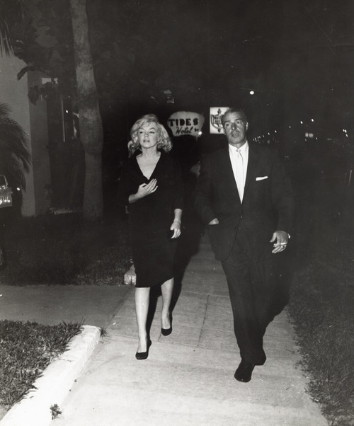 Marilyn Monroe and Joe DiMaggio Photo Print - Item # VARGLP359948