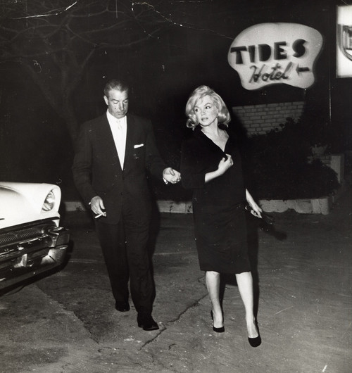 Marilyn Monroe and Joe DiMaggio Photo Print - Item # VARGLP359951
