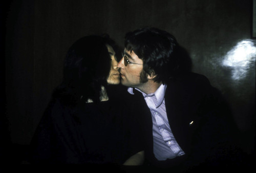 John Lennon and Yoko Ono kissing Photo Print - Item # VARGLP360138