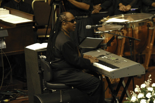 Stevie Wonder performing at Johnnie Cochran Jrs funeral Photo Print (10 x 8)