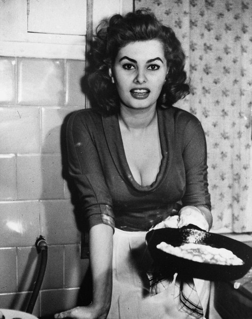 Sophia Loren cooking an omelette Photo Print (8 x 10)