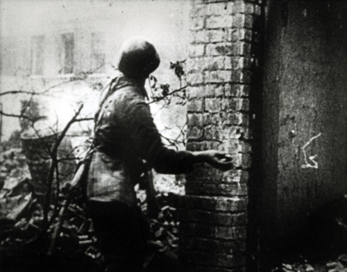 A Russian soldier throwing a grenade during the Battle of Stalingrad Photo Print (10 x 8)