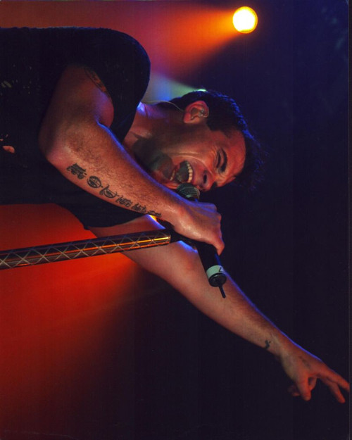 Robbie Williams Singing And Pointing Photo Print (8 x 10)